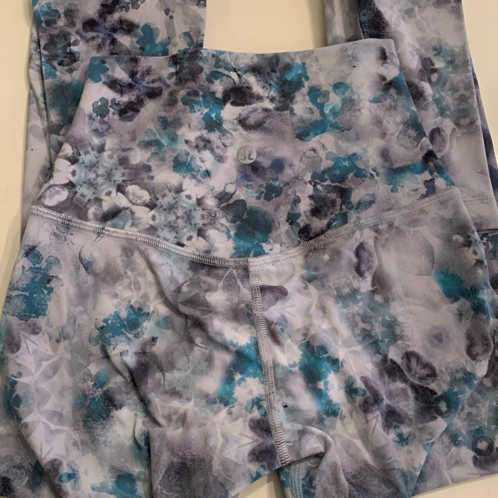 lululemon athletica Blue Teal Gray Floral Print Leggings